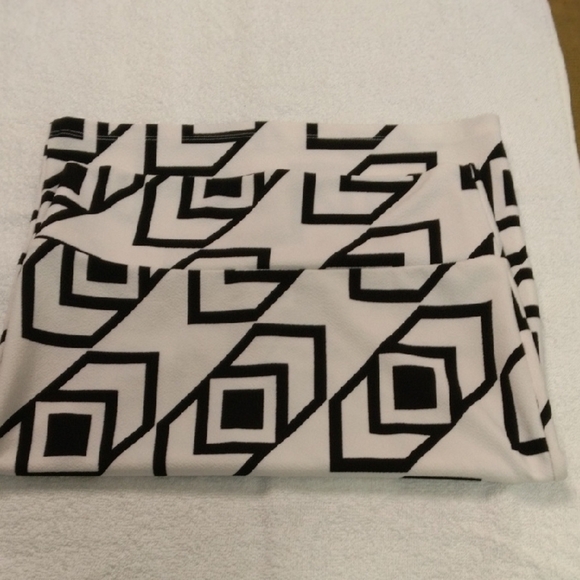 Geometric Black and White Skirt - Picture 4 of 5